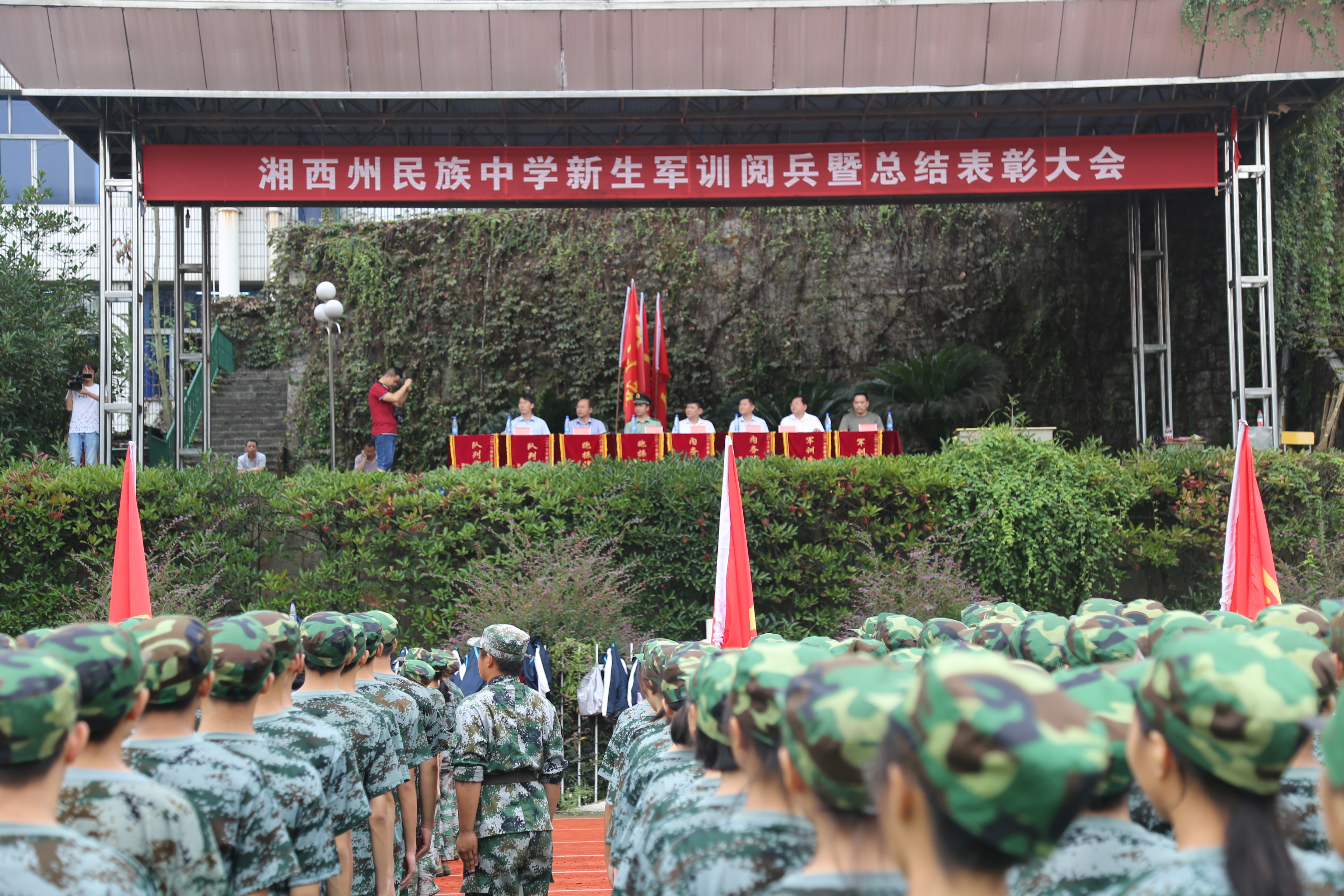 民中校内歌声嘹亮绿茵场上红旗飞扬