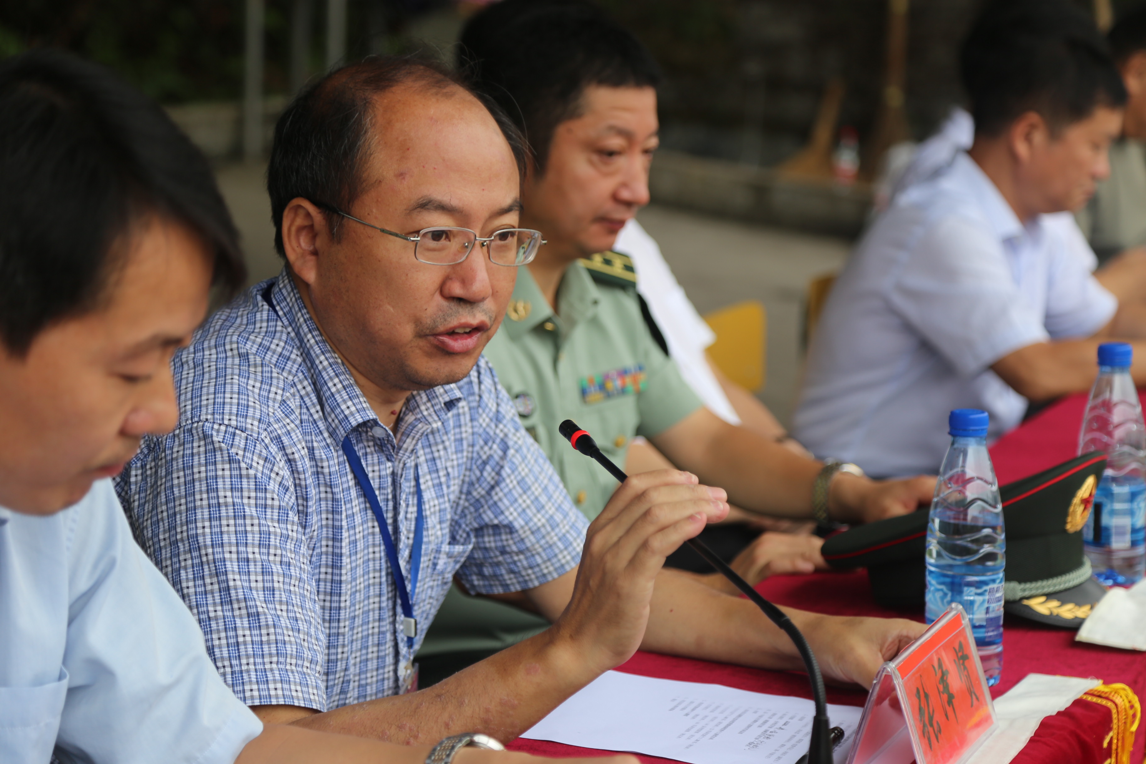 2张校长主持会议.jpg